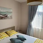 Apartman 8 Steps To The *