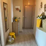 Apartman 8 Steps To The *